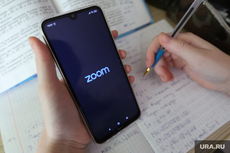    Дети учатся из дома, потому что в школе кончились продукты, а новые привезти не получается