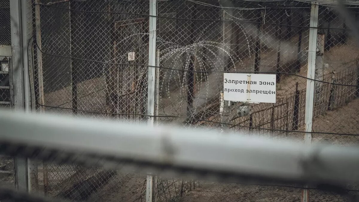     В СИЗО содержатся граждане, обвиняемые по уголовным статьям. Их вина еще не доказана, но по различным причинам этих людей на время следствия помещают в изолятор, где условия оставляют делать лучшего.