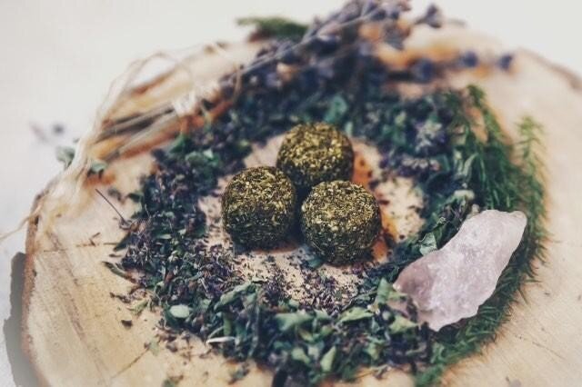 Травяные благовония, изготовленные вручную. Фото: mvfood.ru