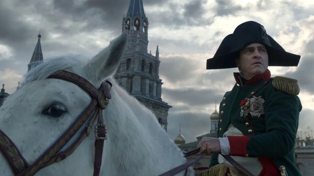 В зарубежный прокат вышла историческая драма "Наполеон" Ридли Скотта. Дорогостоящий проект стриминга Apple удостоился большого внимания кинотеатров.