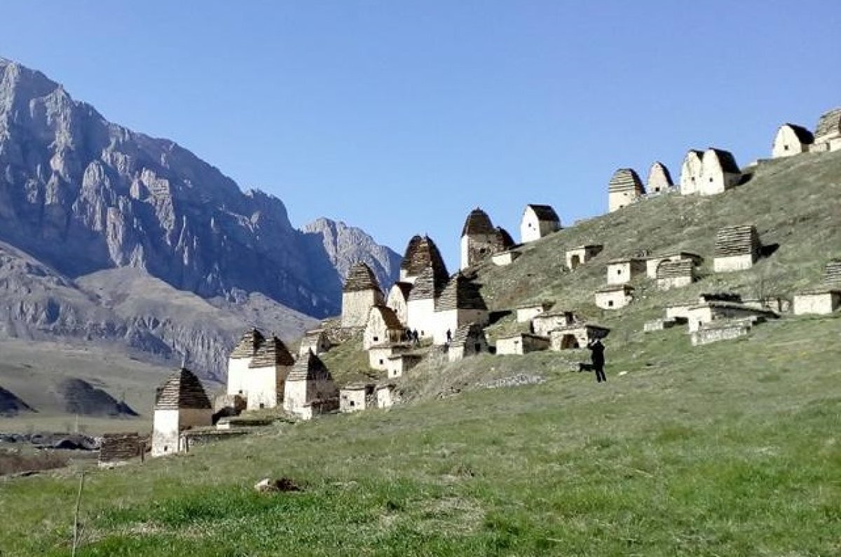 Aipha ag. Даргавский некрополь в Северной Осетии. Даргавс некрополь Даргавс. Некрополь Даргавс Северная Осетия. Даргавс город мертвых.