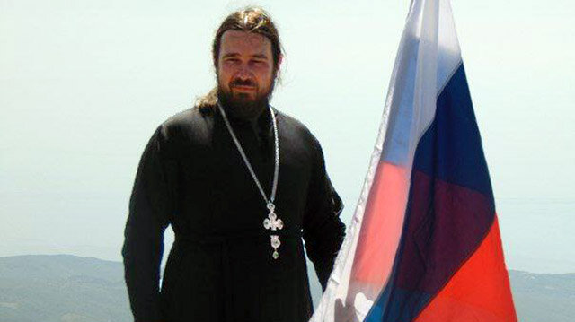 ПРОТОИЕРЕЙ ДМИТРИЙ КРОТКОВ УЖЕ ДЕВЯТЬ ЛЕТ ЕЗДИТ В ДОНБАСС С ГУМАНИТАРНОЙ МИССИЕЙ. ФОТО ИЗ ЛИЧНОГО АРХИВА ОТЦА ДМИТРИЯ