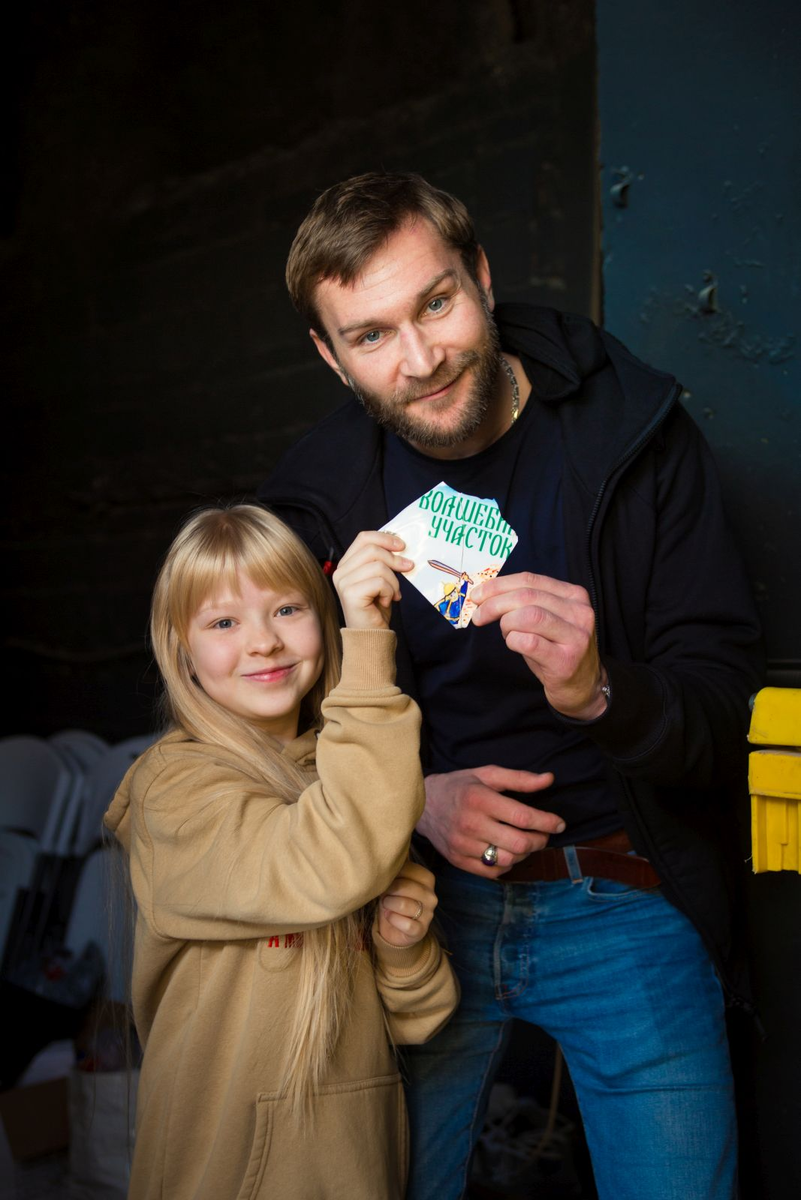 Главные герои - Лёха Попов и его племянница Василиса.