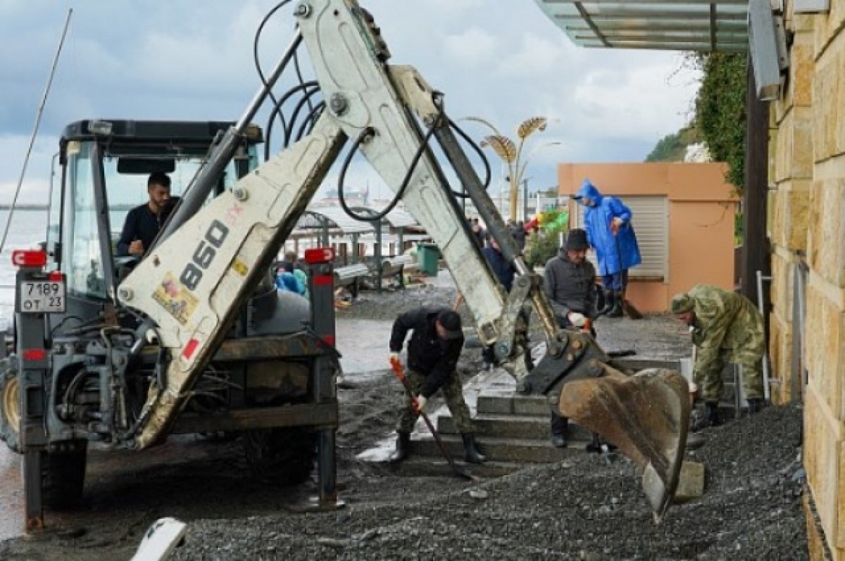    В Сочи после шторма собрали и вывезли более 80 тонн мусора