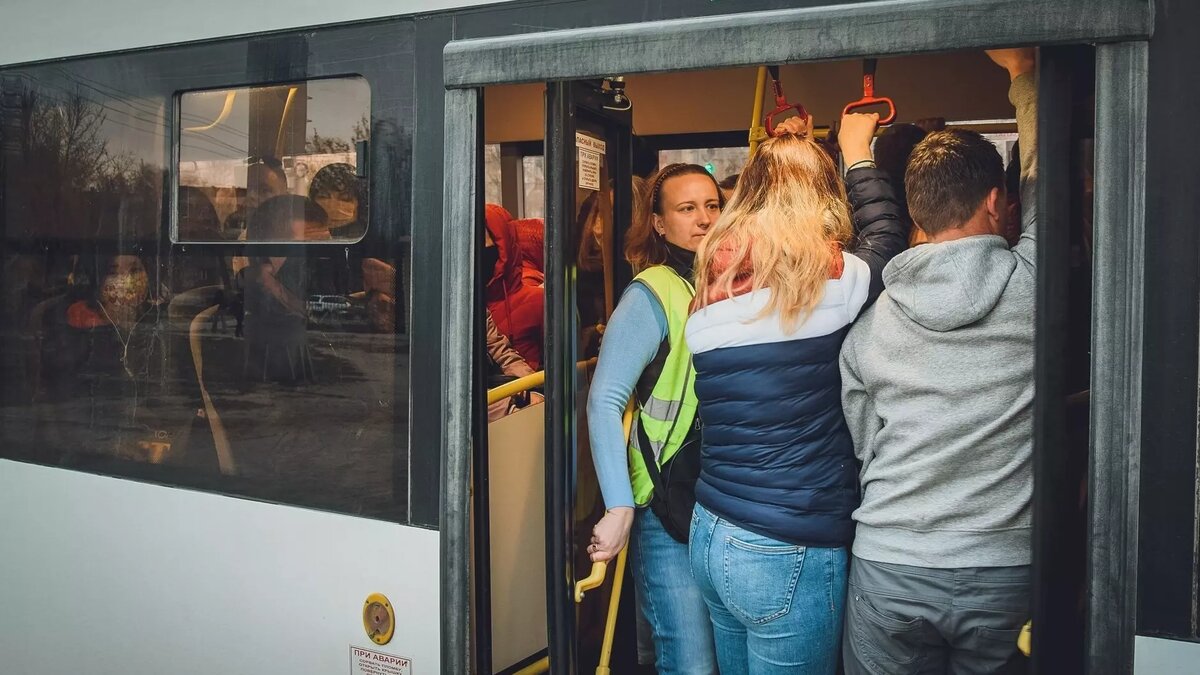     У волгоградцев, пользующихся общественным транспортом, на остановках проходит целая жизнь. В последнее время в соцсетях всё чаще жалуются на слишком большие интервалы движения автобусов.