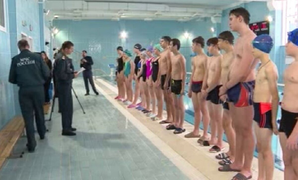    В Курске спасатели учат детей плавать