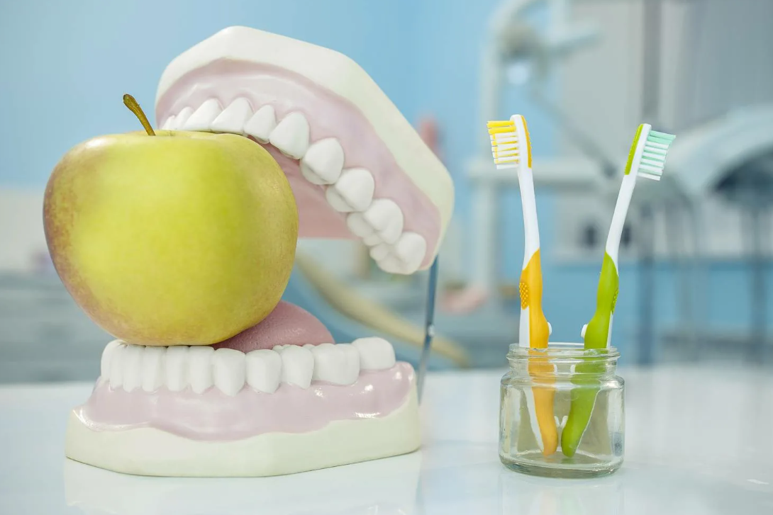 Правильно чистить зубы до завтрака или. Зубы стоматология. Здоровое питание Здоровые зубы. Стоматология фон.