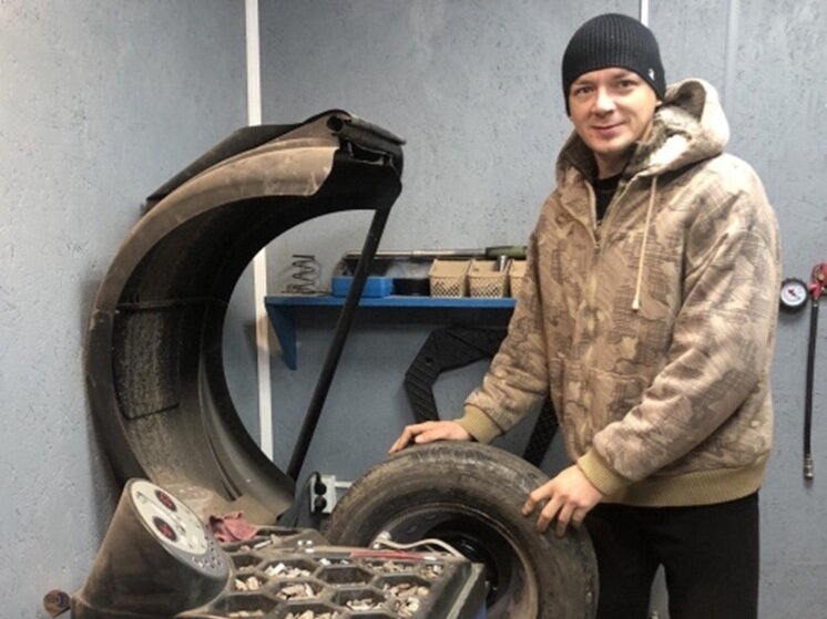     Белгородец заключил соцконтракт и обновил оборудование для шиномонтажа. Фото: belregion.ru