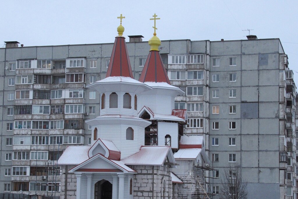    Церковь апостола Иоанна Богослова строится на пересечении улиц Олимпийской и Краснодонцев. На прошлой неделе здесь установили временный купол с крестом.