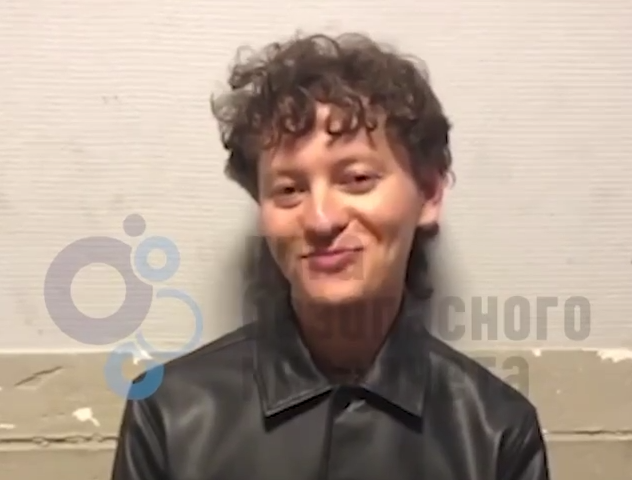 С таким лицом Шарлот просит прощения за свою выходку. Фото: скрин видео/ ТГ-канал "Хуже и не скажешь".