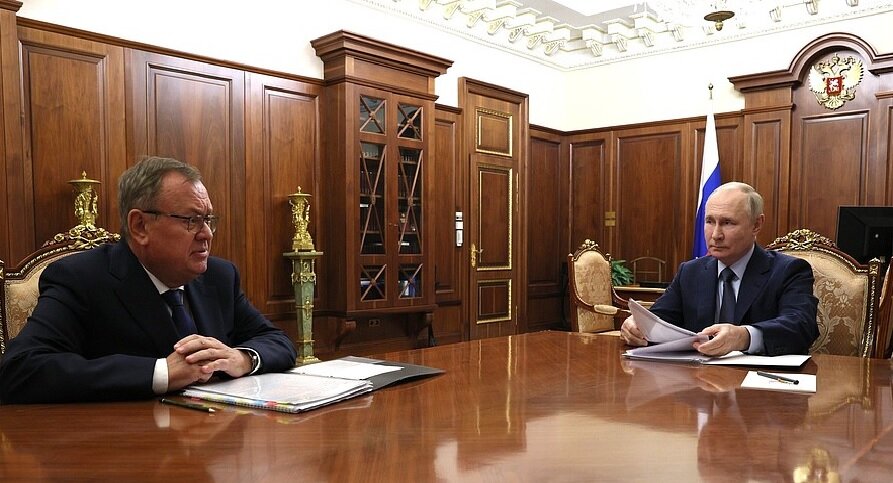 Президент Российской Федерации Владимир Путин и председатель совета директоров Объединенной судостроительной корпорации Андрей Костин / Фото: kremlin.ru  📷
