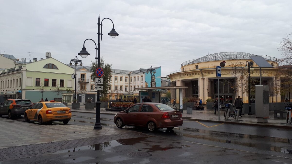 Помимо похода на выставку цветов, можно увидеть красивые улочки центра Москва