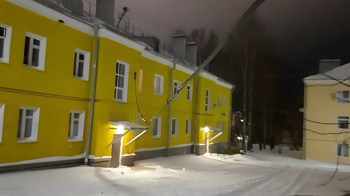     Проезд для автомобилей спецслужб затруднен на двух улицах, об этом сообщили горожане в соцсетях.