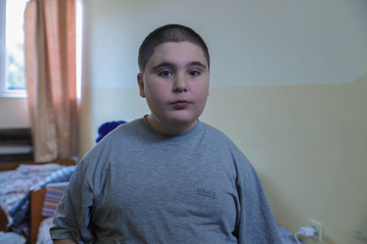 9-летний Роман Бахшиян безостановочно курсирует из комнаты в коридор и обратно. Комната во временном жилье для него мала. Мальчику негде гулять и играть.-2
