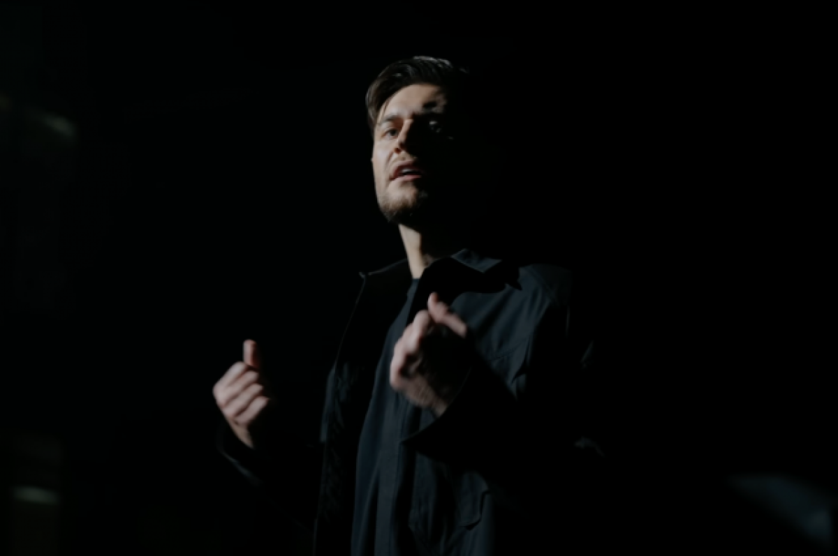    Блогер из Новосибирска Дава пришел на концерт Бузовой с букетом роз
