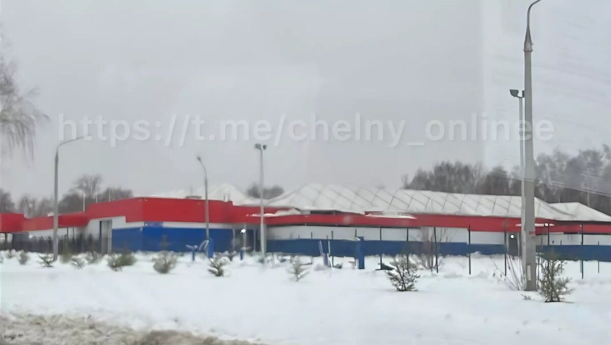     В Набережных Челнах местные жители заметили сегодня, 28 ноября, что крыша ледового дворца в микрорайоне ЗЯБ провалилась. Inkazan выяснил у пресс-секретаря мэрии автограда Риммы Мухаметзяновой, почему так случилось.