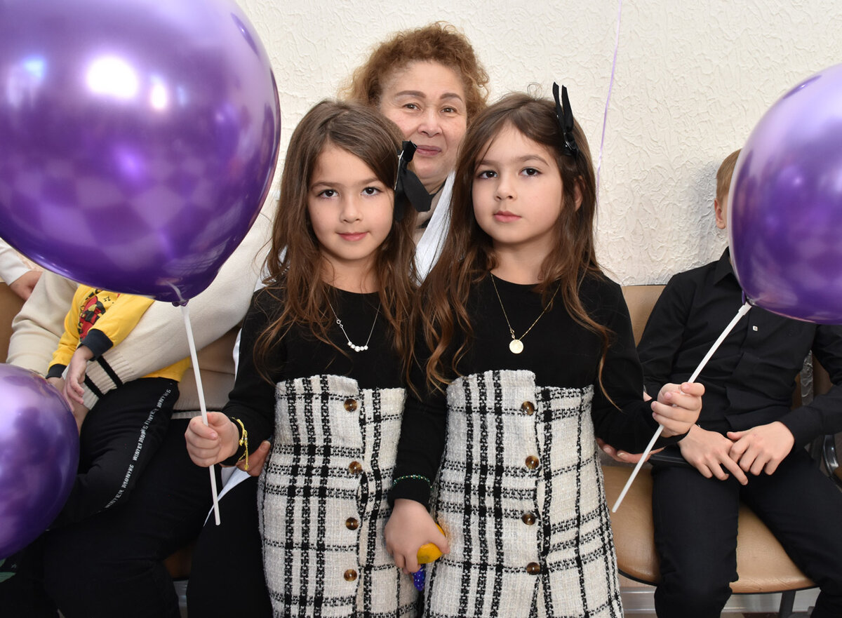 Пятилетние Аиша и Алия Лепшоковы пришли на вечер, чтобы сказать спасибо своим спасителям. Фото Светланы ОСЕЦКОЙ.