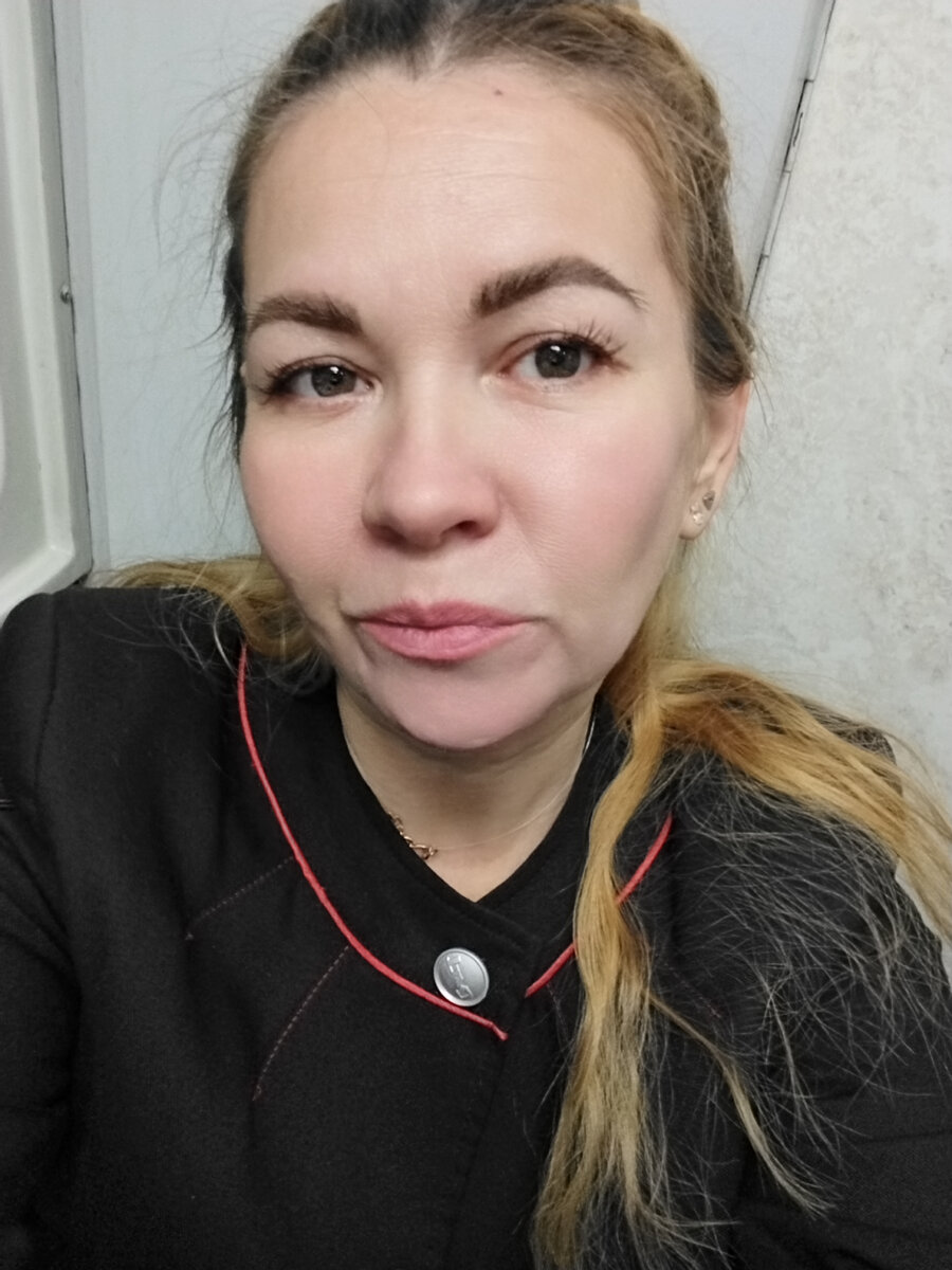 Устала и замёрзла 🙂 Брови корка сошла. Так они у меня теперь выглядят после окончательного результата после перманента бровей.