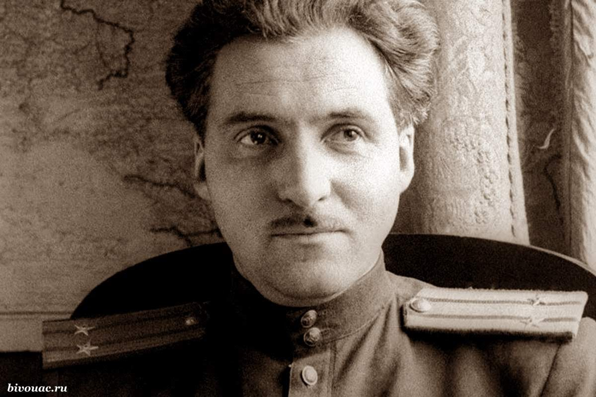 Подполковник К.М. Симонов, военный корреспондент газеты "Красная Звезда".