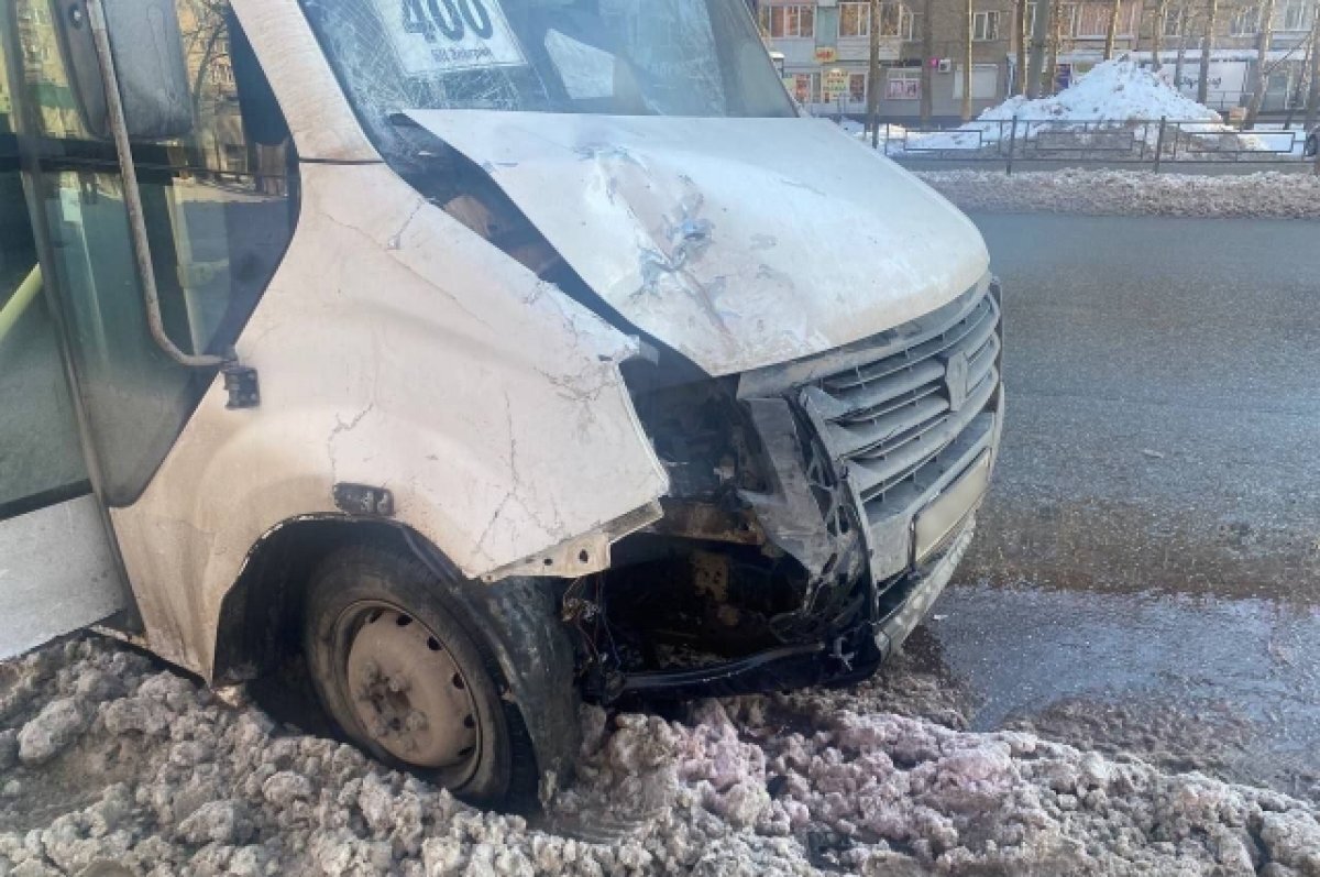    В ДТП пострадали шесьт пассажиров автобуса и пассажирка машины.