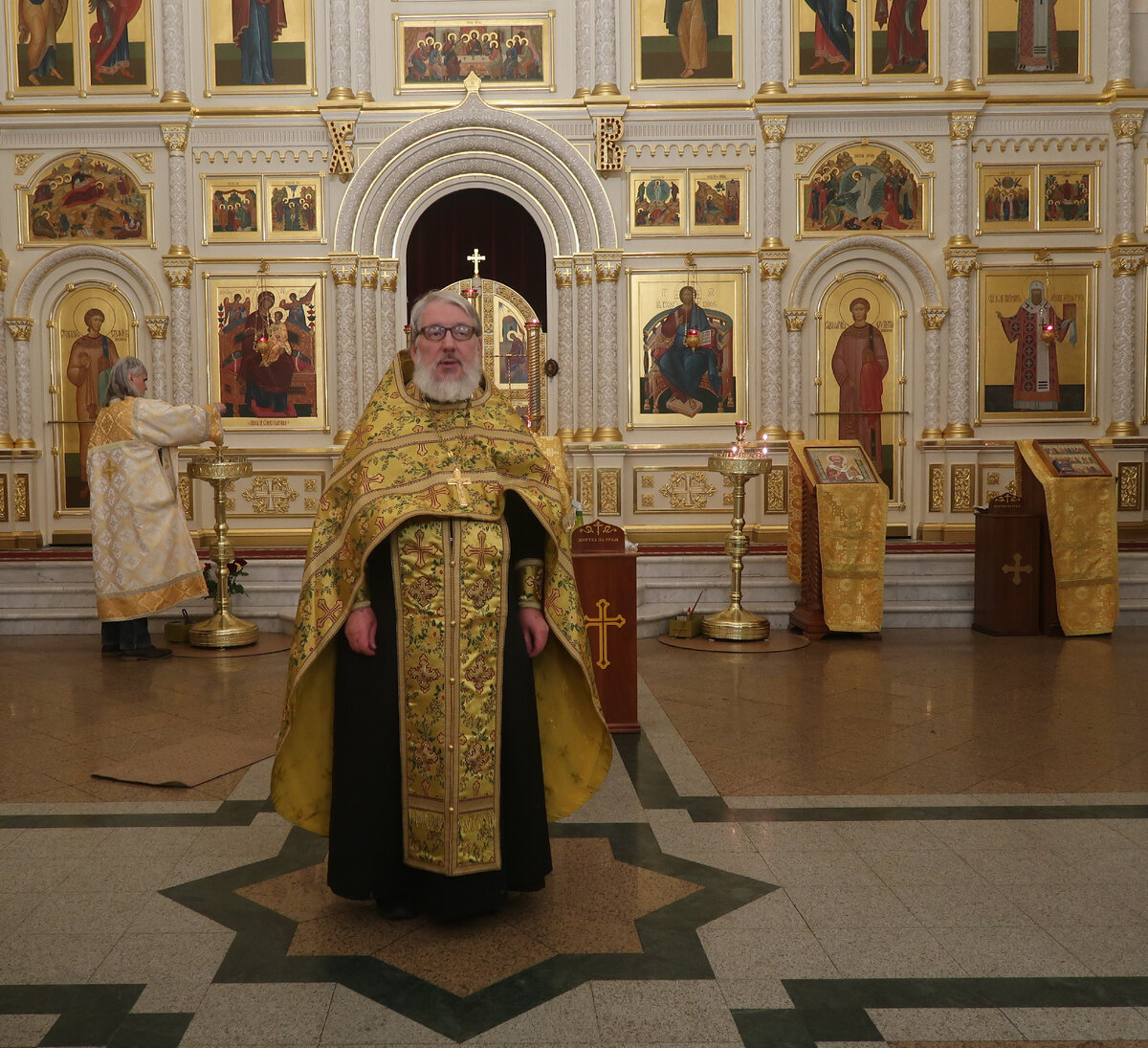 Отец Александр Копяткевич знает очень много о Луке Крымском. И не только о нём! Вот так каждый раз после молебна с с чтением Акафиста он  начинает делиться с нами историями о святителе и великом враче.  На заднем фоне алтарник Сергий. 2023 год. Ноябрь. Москва.Храм свт.Иова