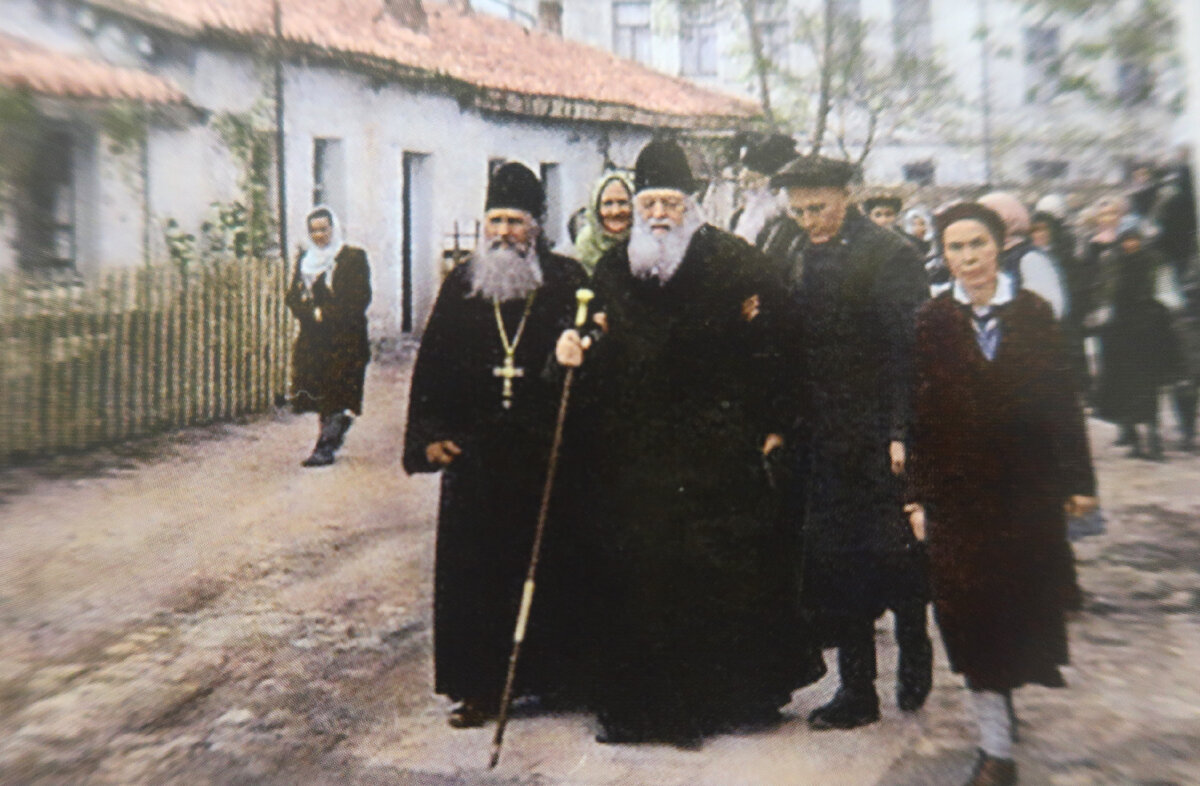 После службы у собора Святой Троицы. Симферополь. 1953 год. Держите для вдохновения фотокарточку.