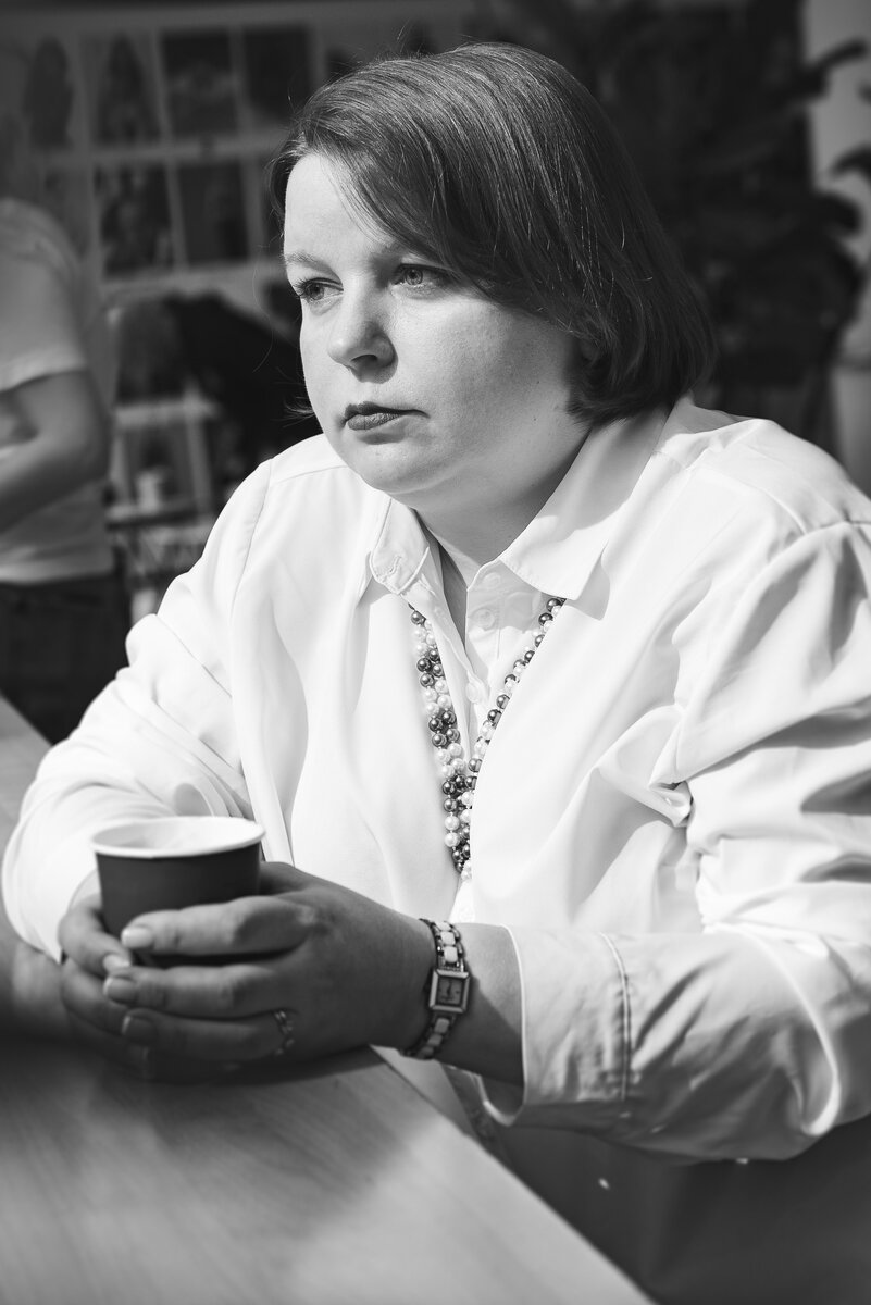 Всем привет! Меня зовут Елена Сокол и я логопед-практик. Я помогаю обычным мамам из нашей с вами жизни заниматься со своими детьми самостоятельно.