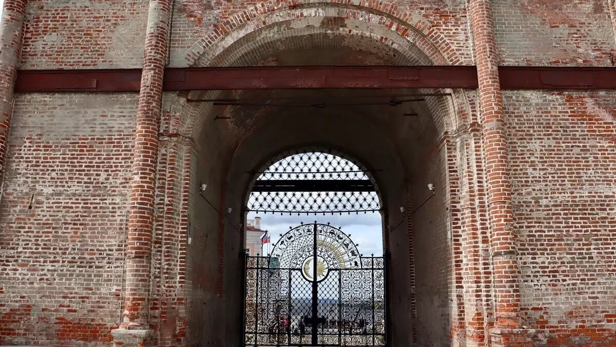     Глава комитета по охране объектов культурного наследия Татарстана Иван Гущин во время прямого эфира заявил, что конечная цель комитета по башне Сююмбике — вовлечь ее в туристический оборот.