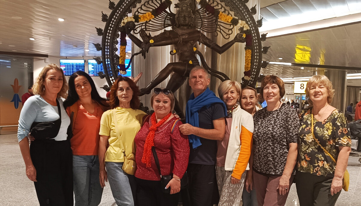 Первое фото в Индии - наша группа в аэропорту Ченная у изображения Шивы.