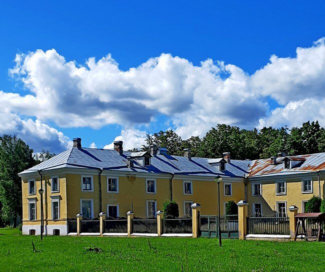 Кавалерский корпус на границе Собственной дачи. Первоначально строился как служебный корпус Китайского дворца. В 19 веке владельцы Ораниенбаума устроили в нём квартиры для своих придворных (дам и кавалеров). В настоящее время здание используется администрацией парка /фото из личного архива/