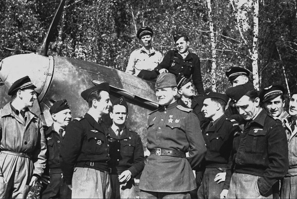 Французские лётчики нормандия неман. Нормандия неман 1942. Нормандия неман это. Летчики нормандия неман в иваново. Французские лётчики нормандия неман.