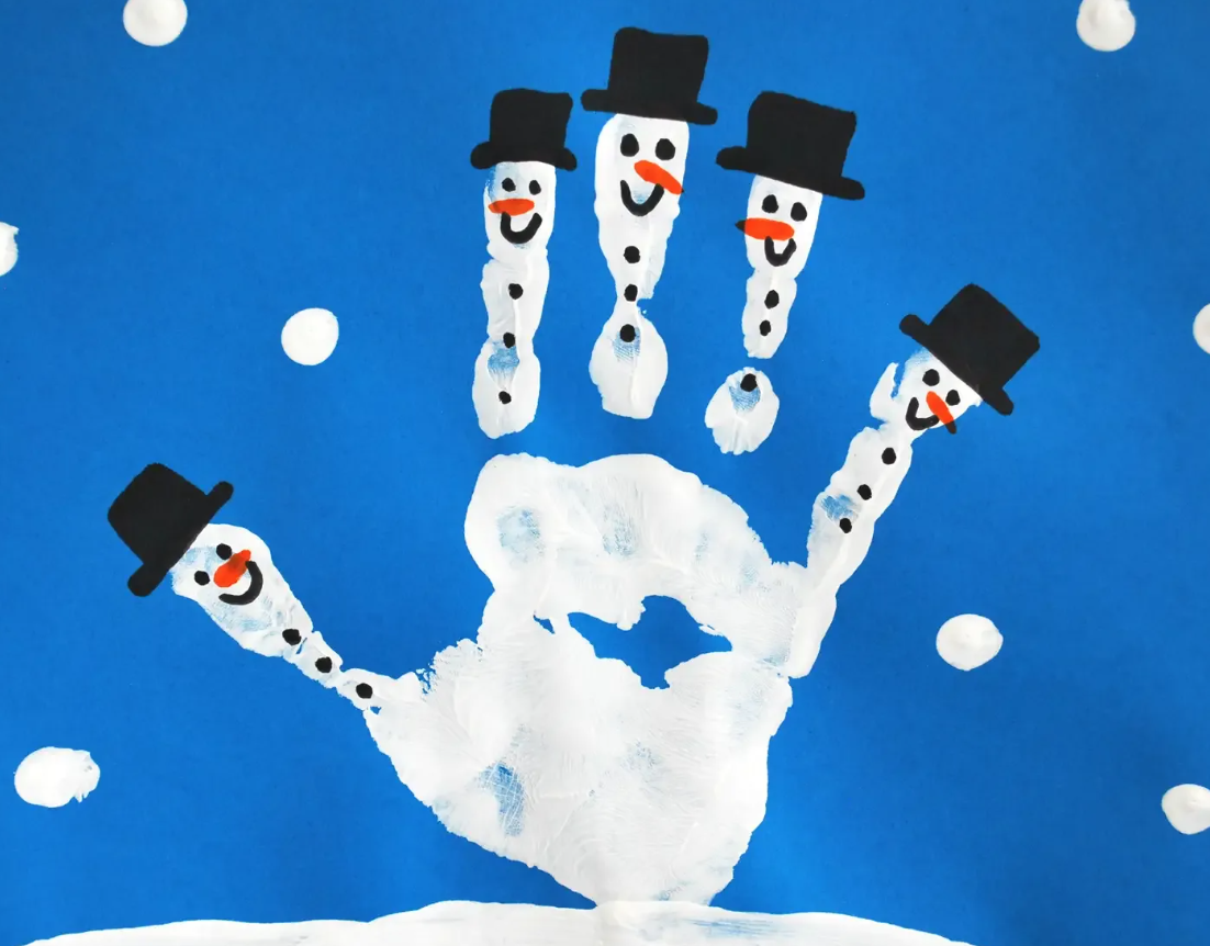 Творчество для малышей зима. Зимнее дерево рисование ладошками. Рисование ладошками к новому году. Рисунок на новый год ладошками. Пальчики на смирновской люберцы.