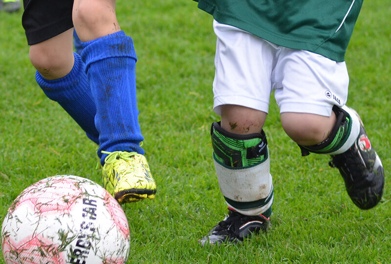 Ноги юных футболистов. Ребенок с футбольным мячом. Футболист нога на мяче. Не заметил перелом