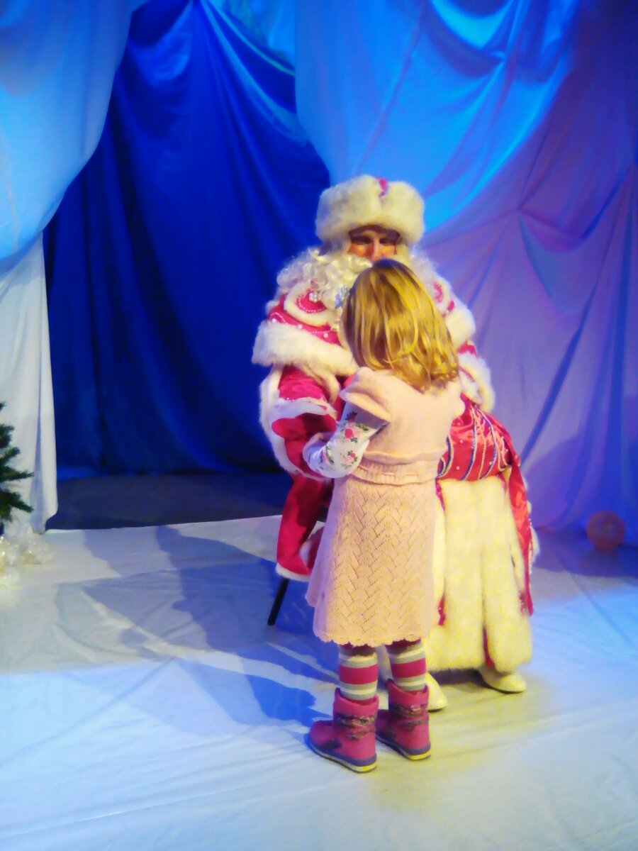 Первый утренник в Находкинском кукольном театре. Этого деда Мороза Тоня запомнила надолго. До сих пор считает, что он настоящий.