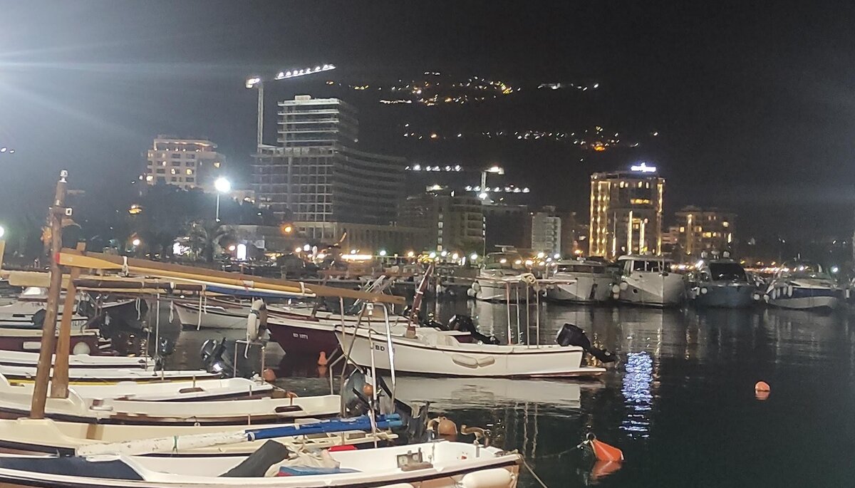 Типичная фото из Будвы: Лодка на заднем фоне стройка