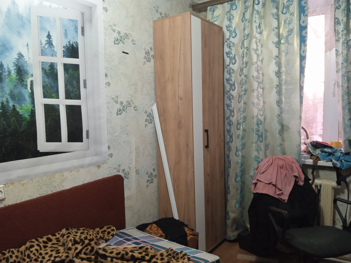 Фотография сделана мной. Шкаф новый, но обои старые. 