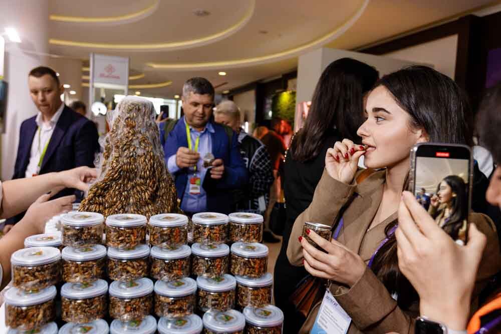    На продуктовых выставках, где предлагалась продукция из сверчков, некоторые посетители не могли удержаться, чтобы не попробовать необычные снеки из запеченных насекомых / Из архива Антона Стокоза