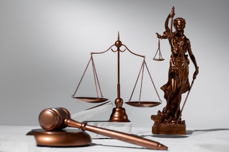 Источник фото: https://ru.freepik.com/free-photo/still-life-with-the-scales-of-justice_33123958.htm#page=2&query=суд&position=3&from_view=search&track=sph&uuid=dc625901-d1f9-4226-abb6-6c5c925ab8e7