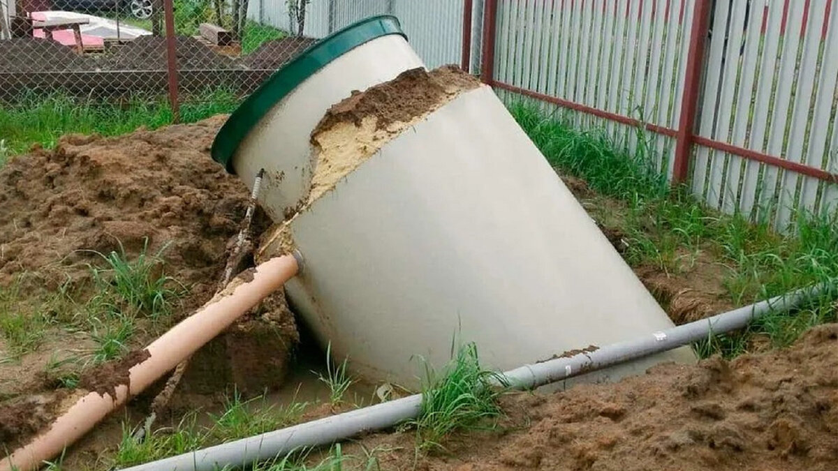 Септик вытолкнуло из почвы в связи с избыточным давлением при подъёме УГВ