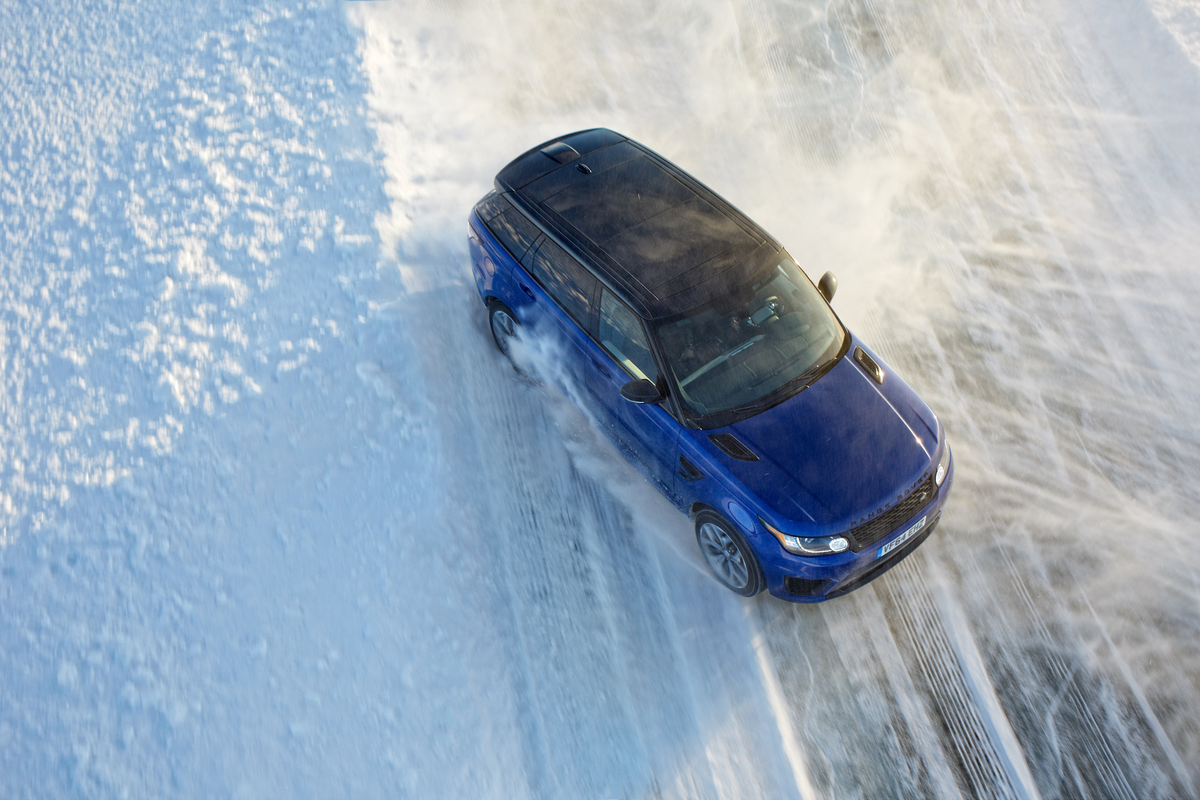 Можно на машине на лед. Гололед машина. Машина на скользкой дороге. Машина во льду. Машина зимой.