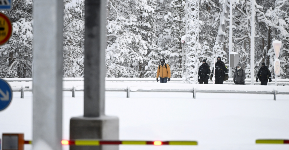 Финские пограничники конвоируют двух мигрантов. Фото из откр. источников 