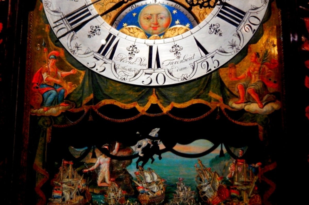    Этот фрагмент старинных настенных часов выглядит сказочно.