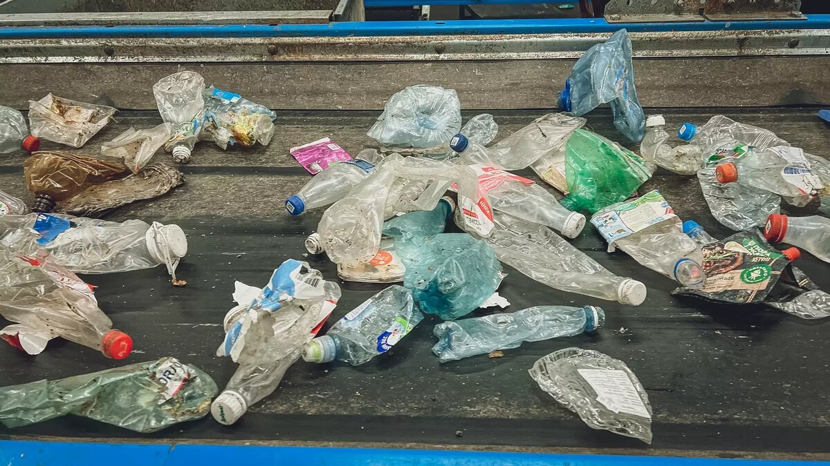     Регоператор «ЖКХ» устроил для школьников Кисловодска экскурсию по мусоросортировочному комплексу.