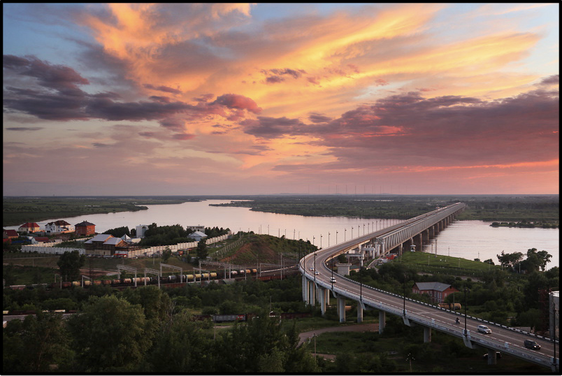 Хабаровск стоит на реке. Амурский мост в Хабаровске. Мост через Амур в Хабаровске. Река Амур Хабаровск. Амурское чудо Хабаровский мост.