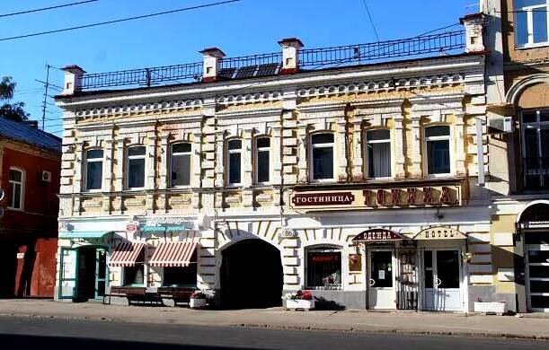 Выполненные из красного керамического кирпича стены оштукатурены, фасад окрашен в 2 цвета с выявлением декора белым цветом на общем фоне жёлтой охры.