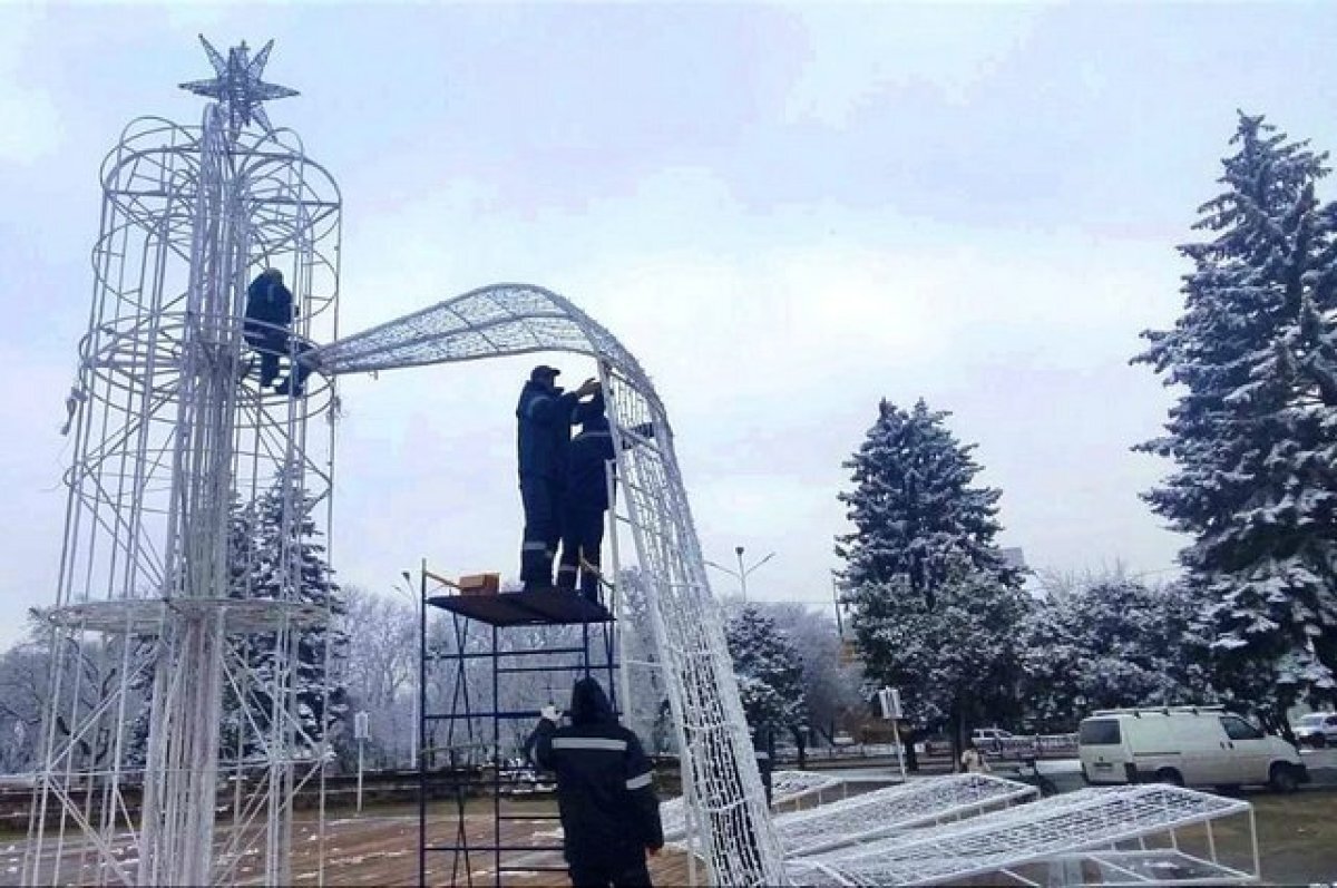    Новогоднюю ёлку начали устанавливать на площади Ленина в Ставрополе