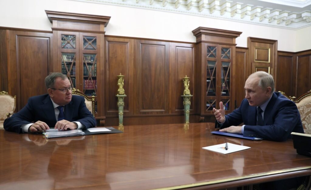    Президент РФ Владимир Путин и президент — председатель правления Банка ВТБ Андрей Костин (слева) во время встречи. Михаил Климентьев / РИА Новости