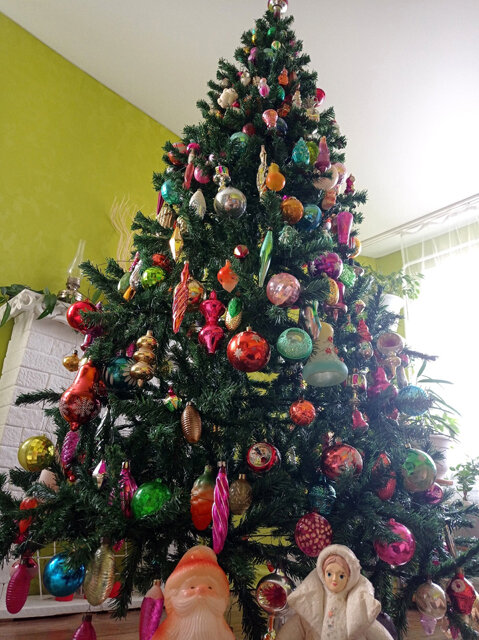    Чтобы повесить на елку 363 игрушки, Марине потребовалось 6 часов