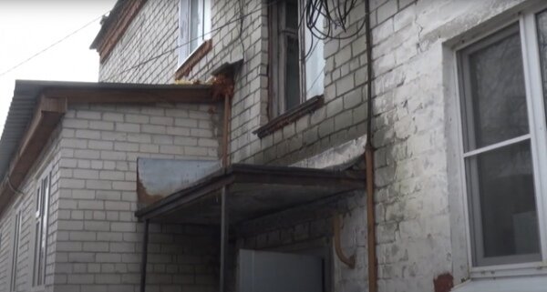    Когда преступникам не открыли, один из них проник в квартиру через окно