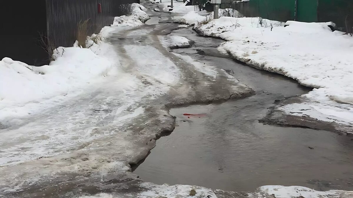     Жители Казани пожаловались на то, что чистая питьевая вода растекается по улицам города. Обо аварии на сетях водопровода по улице Родины сообщили в комментариях под публикацией мэрии в Telegram-канале.